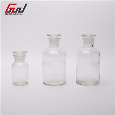Стъклена бутилка с реагент със стъклен капак